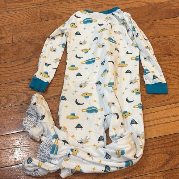 Carters 4T footie pajamas- lightweight and soft moons and stars white - Picture 4 of 4